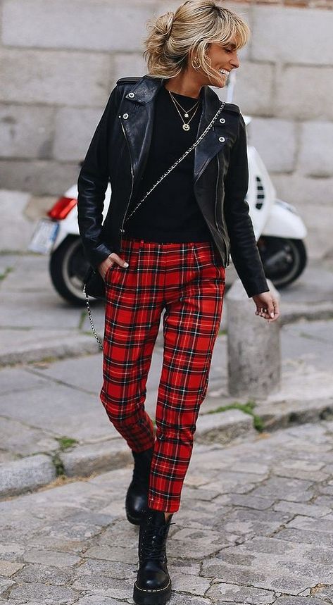 05311655a15b75fab86956663e1819cd Red Plaid Pants Outfit, British Style Outfits, Look Casual Otoño, Red Pants Outfit, Plaid Pants Outfit, Áo Blu, Red Plaid Pants, Adrette Outfits, Moda Rock