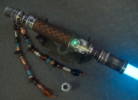 A'Sharad Hett lightsaber Double Sided Lightsaber, Lightsaber Hilt Design, Double Bladed Lightsaber, Diy Lightsaber, Blue Lightsaber, Custom Lightsaber, Jedi Cosplay, Lightsaber Design, Grey Jedi