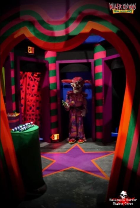 Clown Room In Haunted House, Killer Clowns From Outer Space Decor, Killer Klowns From Outer Space Aesthetic, Clown Haunted House Ideas, Haunted House Clown, Clown Haunted House, Haunted House Aesthetic, Clown House, Haunted House For Kids