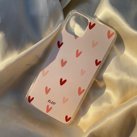 Aesthetic Back Cover Diy, Sketch For Phone Case, Cute Painting On Phone Case, Painted Phone Case Ideas Aesthetic, Things To Paint On Your Phone Case, Phone Cases Art Paint, Phone Case Paintings Ideas, Back Phone Case Ideas, Diy Phone Case Painting Ideas