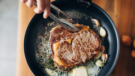 Nobody wants to ruin a nice cut of meat. Searing meat helps to build a better bite, but there are plenty of things that can go wrong in the process. How To Reheat Steak, Steak At Home, Steakhouse Steak, Cast Iron Steak, Sous Vide Steak, The Perfect Steak, Searing Meat, Kobe Beef, Michelin Star Chef