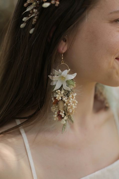 %95 dried flowers. Please check matching bouquet: https://www.etsy.com/listing/1161165131/bridal-bouquet-bridal-accessories?ref=listings_manager_grid In this bridal earring, pink shades, white, cream, natural shades were used with intensity. An elegant, feminine and romantic design. - Please read our policies and product details before ordering. Please contact us if there is any problem. - It is designed and handmade in Turkey. - International Shipping - Our family collects 70% of the dried plan Fresh Flower Earrings, Flower Bouquet Earrings, Dried Flowers Earrings, Dried Flower Earrings, Real Flower Earrings, Boho Wedding Jewelry, Earring Bridal, Dried Plants, Bridal Earring