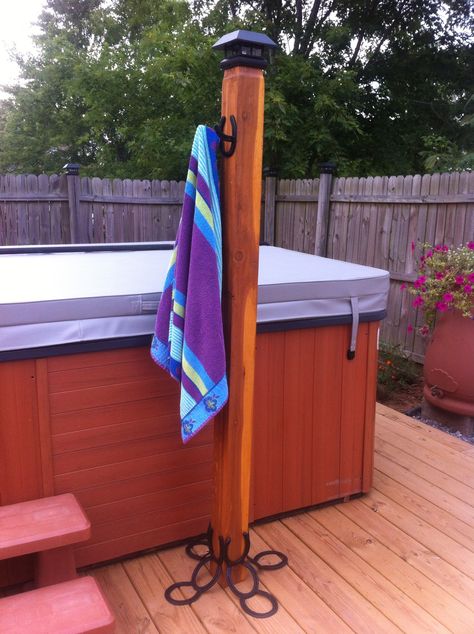 free-standing... you don't look like you have any room against the house for hanging hooks. Pool Towel Rack Diy, Whirlpool Deck, Outdoor Towel Rack, Pool Towel Holders, Hot Tub Steps, Towel Rack Pool, Hot Tub Landscaping, Hot Tub Patio, Outdoor Hot Tub