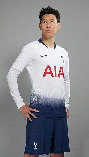 Son Heung-min poses in the new kit Tottenham Kit, Dele Ali, Son Heung Min, Neymar Jr Wallpapers, Min Son, Tottenham Hotspur Fc, Nike Jersey, Kit Home, Sports Stars