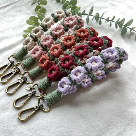 Flora Street Atelier | 🌸🌸 A full step by step tutorial is available on my YouTube channel "Macrame with Flora". Come check it out! 😆😆 Designed by… | Instagram Paracord Bracelet Designs, Flower Bag, Macrame Knots, Macrame Projects, Paracord Bracelets, Macrame Patterns, My Youtube Channel, Paracord, Bracelet Designs