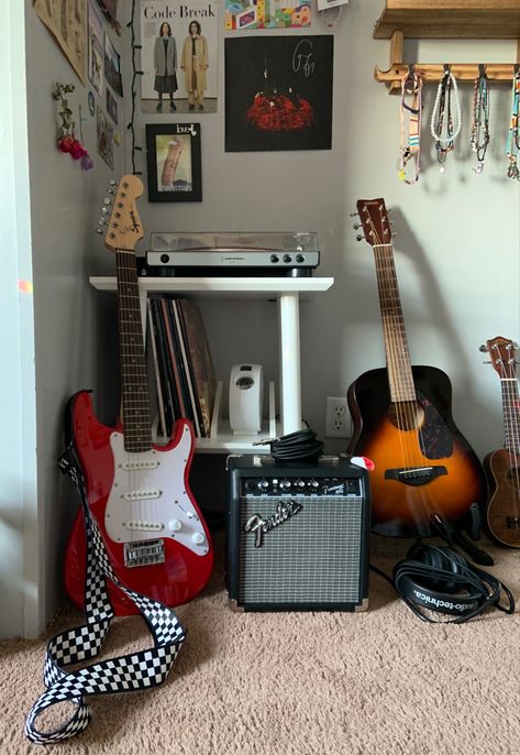 Guitar Placement In Bedroom, Room Ideas For Music Lovers, Room Ideas For Musicians, Bedroom With Instruments, Guitar Room Ideas Small Spaces, Musician Apartment Aesthetic, Instrument Room Aesthetic, Guitarist Bedroom, Musician Bedroom Aesthetic