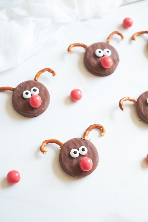 the finished oreo reindeer cookies ready to serve Oreo Reindeer, Egg Recipes For Lunch, Instant Pot Pinto Beans, Christmas Oreo, Fun Holiday Desserts, Edible Holiday Gifts, Weight Watchers Crock Pot Recipes, Vegetarian Slow Cooker Recipes, Instant Pot Pasta Recipe