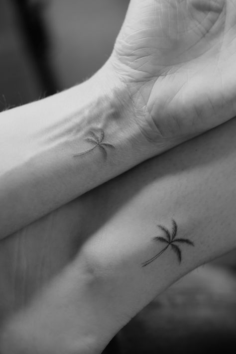 Mother Daughter Palm Tree Tattoos, Mother Daughter Tattoos Ocean, Tattoo For Mother And Daughter, Tattoo For Mother, Matching Tattoos Siblings, Tattoos Siblings, Siblings Tattoos, Beachy Tattoos, Delicate Tattoos For Women