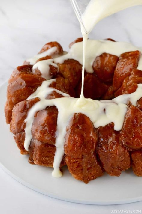 Monkey Bread with Cream Cheese Glaze - Just a Taste Recipe For Monkey Bread, Impressive Breakfast, Farmhouse Cooking, Festive Dessert Recipes, Easy Monkey Bread, Bread With Cream Cheese, Bread Toppings, Cream Cheese Sauce, Cheddar Mac And Cheese