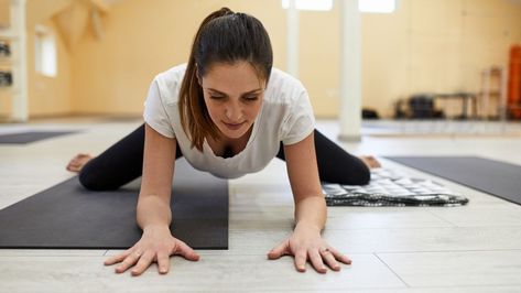 Yoga For Knees, Frog Pose, Popular Yoga Poses, Hip Opening Yoga, Beginner Pilates, Pilates Reformer Exercises, Sciatica Exercises, Sciatica Relief, Pilates Video