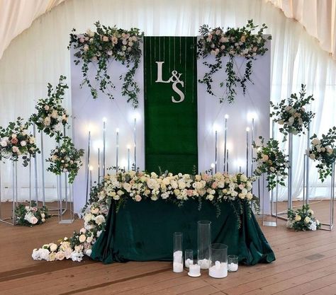 Emerald Wedding Theme, Light Wedding Decor, Emerald Wedding Decor, Emerald Wedding Colors, Emerald Green Wedding Theme, Green Wedding Decorations, Theme Green, Lights Wedding Decor, Green Themed Wedding