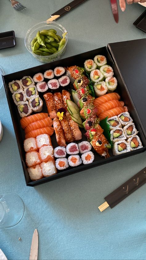 Avocado Rolls, Sushi Platter, Food Summer, Salmon Avocado, Spicy Tuna, Yummy Comfort Food, Think Food, School Lunches, Food Platters