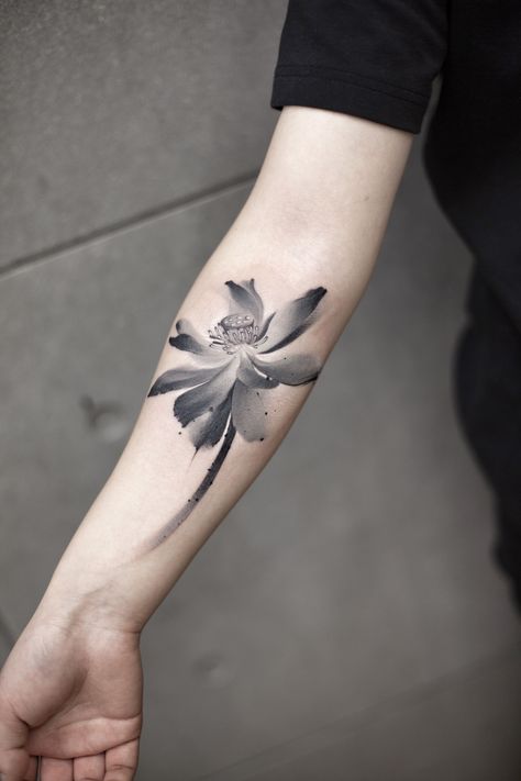 Dark Floral Tattoo, Hairline Tattoos, Wörter Tattoos, Brush Tattoo, Lotus Tattoo Design, Polynesian Tattoos, Saved Tattoo, Floral Tattoos, Beautiful Flower Tattoos