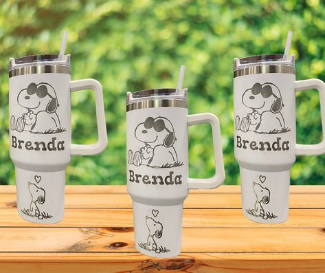 #snoopy #snoopydog #peanuts #Tumbler #waterbottle #stainlesssteeltumbler #laserengraving Snoopy Tumbler, Tumbler With Name, 40 Oz Tumbler, 40oz Tumbler, Glasses Shop, Starbucks Cup, Starbucks Cups, Green Bay, Laser Engraved