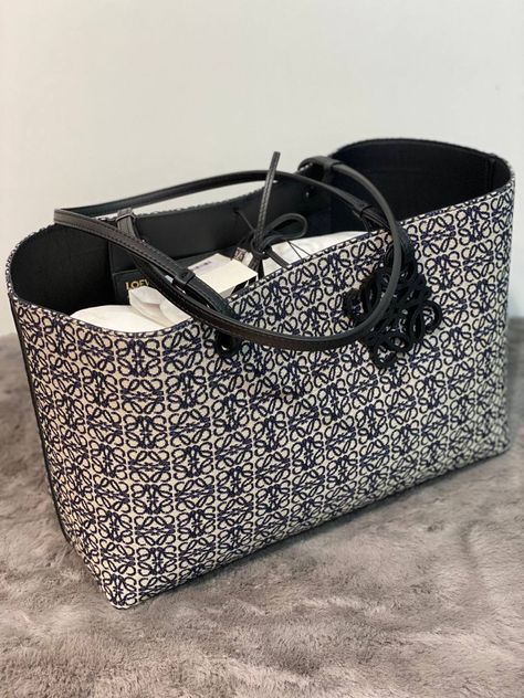 Loewe Tote Bag, Loewe Tote, Loewe Bags, Bags Business, Luxury Tote Bags, My Style Bags, Sporty Shoes, Dream Bags, Loewe Bag