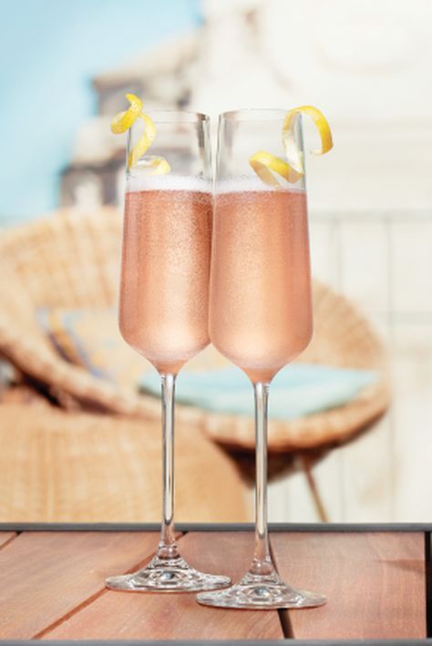 Bourbon & Bubbles Cocktail | Prosecco & Bourbon | La Marca Prosecco Strawberry Bellini Recipe, Prosecco Sangria, Rose Prosecco, La Marca Prosecco, Fall Punch Recipes, Cocktail Prosecco, Lemon Drop Recipe, Cosmo Recipe, Rose Spritz