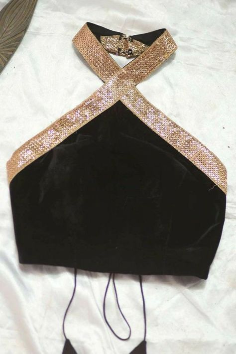 Velvet Blouse Ideas, Black Blouse Ideas, Open Blouse Design, Velvet Blouse Designs Latest, Simple And Unique Blouse Design, Black Blouse Design, Halter Neck Saree Blouse, Velvet Blouse Designs Indian, Sequin Blouse Designs