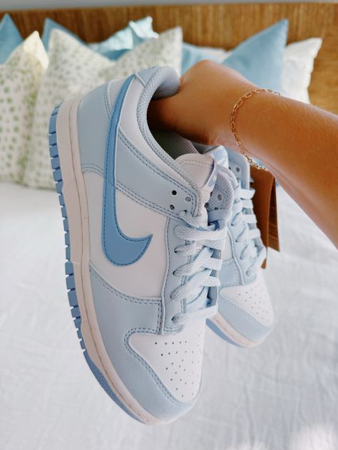 Cute Spring Sneakers, Nike Cute Shoes, Cute Girls Shoes, Teen Girls Shoes, Cute Shoe Ideas, Cute Spring Shoes, Shoes For Summer 2024, That Girl Shoes