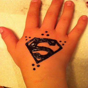 Superman logo !! #indian #simple #mehndi #designs #easy #indianweddings Henna For Boys, Hanna Tattoo, Cool Henna, Henna Hand Designs, Tato Tradisional, Henne Tattoo, Cute Henna Tattoos, Small Henna, Simple Tattoos For Women