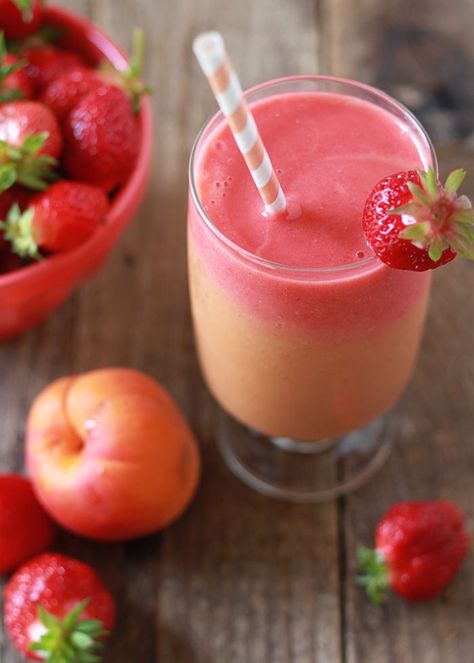 Strawberry Apricot Sunrise Smoothie - This simple, layered smoothie highlights summer produce at the peak of perfection! Sunrise Smoothie, Apricot Smoothie, Cocktail Food, Apricot Recipes, Strawberry Summer, Munnar, Easy Smoothies, Smoothie Shakes, Yummy Smoothies