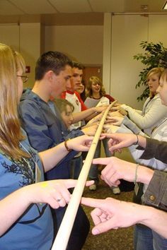 good group games: helium stick, human ladder, shark island, the couch game. from familyreunionhelper.com Large Group Games, Fun Team Building Activities, Youth Group Activities, Youth Conference, Yw Activities, Reunion Games, Team Building Games, Youth Games, Family Reunion Games