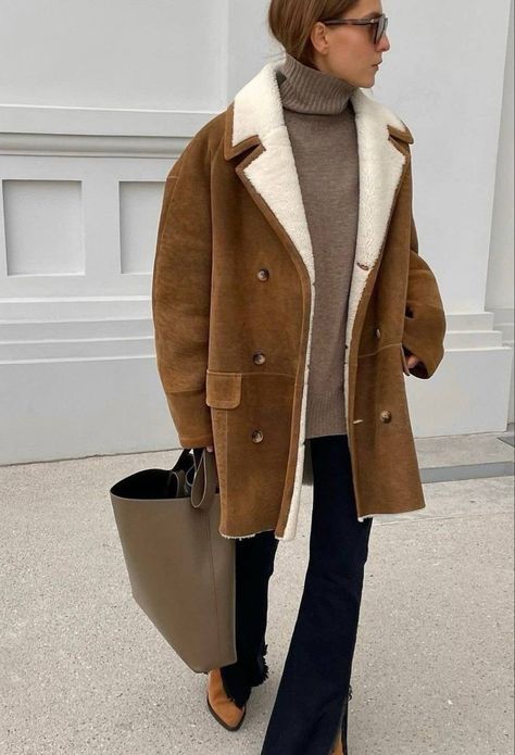 Winter Coat 2024/2025, Brown Shearling Coat Outfit, Shearling Coat Outfit, Shearling Jacket Outfit, Brown Shearling Jacket, Outfit Coat, Warm Outfit, Outfits For Winter, Brown Autumn