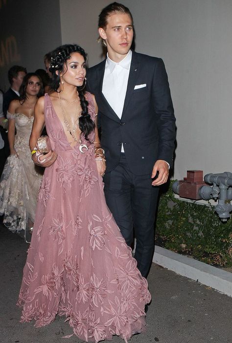 Vanessa + Austin couple style goals Estilo Vanessa Hudgens, Vanessa Hudgens And Austin Butler, Vanessa Hudgens Style, Burning Men, Vestidos Prom, Vanessa Hudgens, Mode Inspo, Elie Saab, Rehearsal Dinner