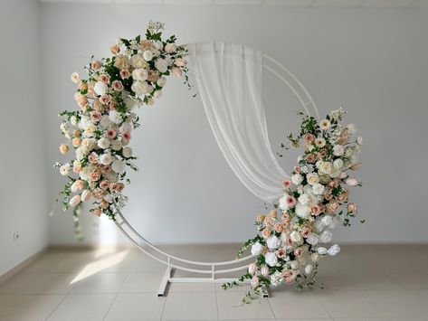 This stunning wedding arch is adorned with a beautiful array of wedding flowers, creating a breathtaking focal point for your special day. Featuring a mix of real-touch flowers and high-quality artificial flowers, this arch provides the perfect blend of elegance and realism. The wedding arch flowers include exquisite artificial roses, meticulously crafted to mimic the beauty of fresh blooms. These flowers are designed to create a lush, romantic atmosphere, making the arch a captivating centerpie Round Arch Flower Decoration, Gold Circle Arbor Wedding, Artificial Flower Arch Wedding, Wedding Round Arch Ideas, Shower Archway, Faux Flower Arch, Wedding Circle Arch, Flower Arch Backdrop, Circle Arch Backdrop