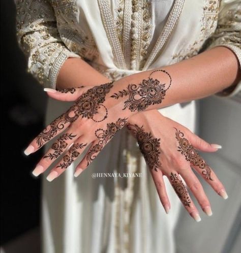 Aesthetic Mehndi, Wedding Henna Designs, Henna Tattoo Design, Henna Designs Back, Cute Henna Designs, Arabic Henna Designs, Cute Henna, Floral Henna Designs, Henna Hand