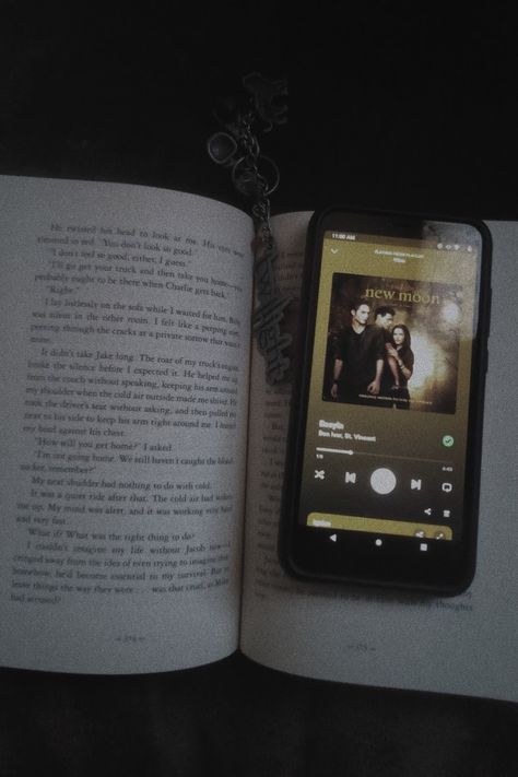 Twilight book music Twilight Vibes Aesthetic, New Moon Twilight Aesthetic, Twilight Aesthetic Book, New Moon Aesthetic Twilight, Roslyn Aesthetic, Twilight Aesthetic Room, Twilight New Moon Aesthetic, Twilight Room Aesthetic, Twilight Book Aesthetic