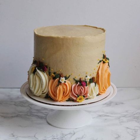 Thanks Giving Cake Design, Fall Cake Birthday, Fall Cake Decorations, Mini Fall Cakes, Vintage Fall Cake, Pumpkin Cake Decoration, Pumpkin Cake Decorating Ideas, Pretty Fall Cakes, Holiday Cakes Thanksgiving