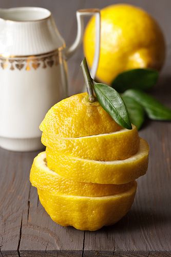 Sliced lemon. | Flickr - Photo Sharing! Lemon Vodka Drinks, Sliced Lemon, Deco Fruit, Lemon Drink, Lemon Muffins, Fragrance Ingredients, Fruit Photography, Juicing For Health, Lemon Decor