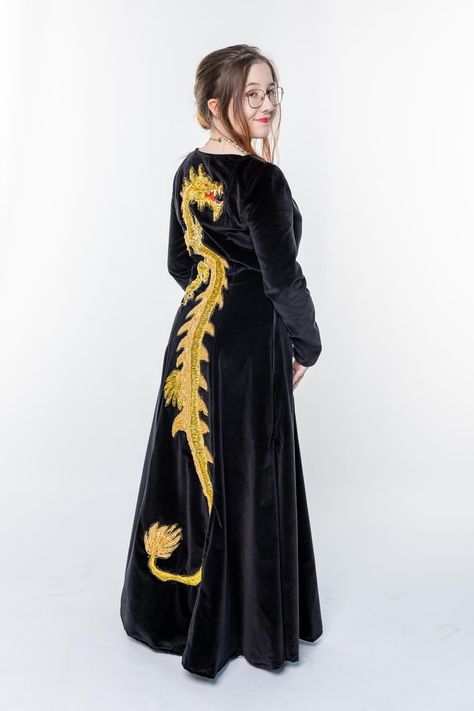 Celaena Sardothien dragon dress from Throne of Glass. Hand embroidered dragon on a black velvet dress, made to order to your size. Neckline and cuffs as well as details can be personalized. Aelin Dress, Throne Of Glass Aelin, Dragon Dress, Embroidered Dragon, Celaena Sardothien, Crown Of Midnight, Dress Embroidery, Black Velvet Dress, Pretty Clothes