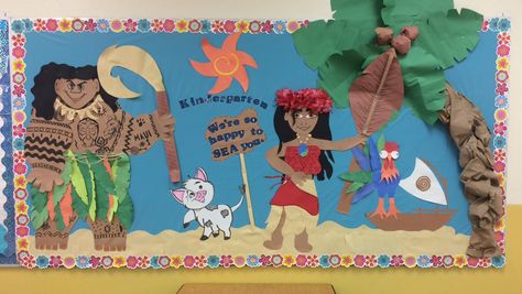 Moana 2017 Moana Classroom Door, Moana Bulletin Board Ideas, Moana Bulletin Board, Moana Classroom Theme, Class Door Decorations, Beach Classroom, Disney Themed Classroom, Kindergarten Graduation Party, Classroom Kindergarten