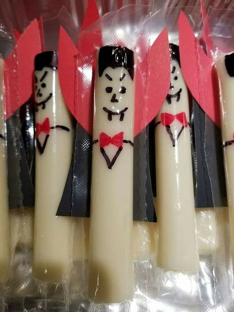 Halloween String Cheese Ideas, Vampire Snack Ideas, Halloween String Cheese, Halloween Cheese Sticks, Halloween Cheesesticks, Vampire Snacks, Vampire Halloween Party, Theme Snack, Spooky Dinner