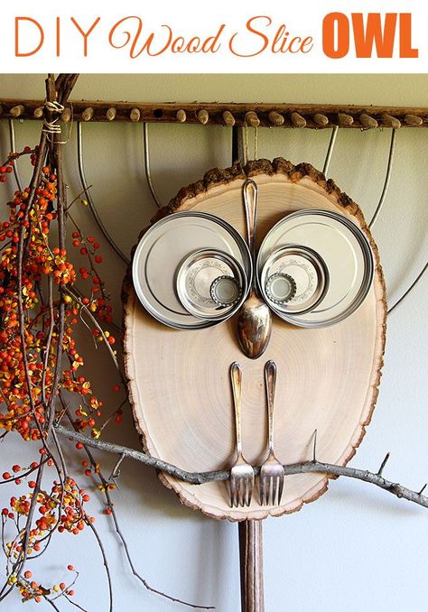 What a hoot! This adorable owl is a super QUICK and EASY DIY wood slice project for fall home decor or any time of the year. A ten minute craft for kids. Diy Para A Casa, Diy Scarecrow, Woodworking For Kids, Owl Crafts, Creation Deco, Fall Crafts Diy, Owl Decor, Crafts To Make And Sell, Forks And Spoons