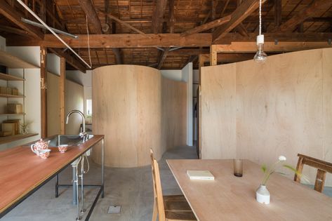 Curved Wall, Plywood Interior, Traditional Japanese House, Plywood Walls, Asian Homes, Wood Cladding, Asian Home Decor, Curved Walls, Architect House