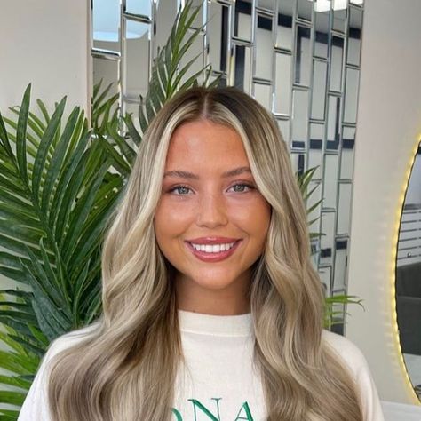 Partial Highlight Shadow Root, Shadow Root Babylights, Vanilla Blonde Hair Dark Roots, Brown To Blonde Root Smudge, Root Smudge Money Piece Blonde, Blonde Hair Root Stretch, Full Head Blonde Highlights With Root Smudge, Smug Root Blonde, Level 6 Root Smudge