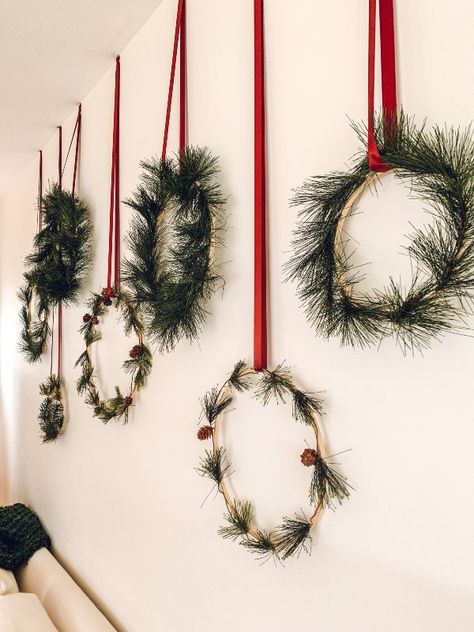 Wall Decoration Christmas Diy, Wall Of Wreaths, Diy Minimal Christmas Decor, Christmas Wreath Wall Collage, Big Wall Christmas Decor Diy, Christmas Wreath Photo Backdrop, Christmas Wreaths Wall, Christmas Entry Ways, Simple Christmas Wall Decor