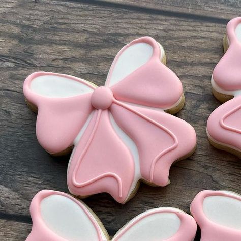 Debbie Perez on Instagram: "These bows have my heart 💗 #bohosugarfairy #cookiedealer #customsugarcookies #customcookies #decoratedcookies #decoratedsugarcookies #sugarcookiesofinstagram #cookiebusiness #cookier #designercookies #cookiedesigner#royalicingcookies #cookieart #dfw #dfwmom #dfwcookies #dfwcustomcookies #fortworth #fortworthmom #fortworthcookies #fortworthcustomcookies #sugarcookiedecorating #cookies #sugarcookies #sugarcookiemarketing #royalicing #bowcookies #girlycookies #genderre Coquette Cookies Aesthetic, Bows Cookies Decorated, Bow Sugar Cookies Royal Icing, Bow Sweet 16, Bow Cookies Royal Icing, Pink Decorated Cookies, Pink Bow Cookies Decorated, Coquette Cookies Decorated, Preppy Cookies Decorated