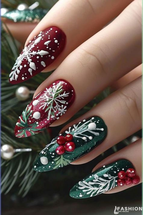 Holiday Nail Art Christmas, Christmas Naildesign, Classy Nail Art Ideas, Festive Nail Designs, Winter Manicure, Festive Nail Art, Glittery Nails, Cute Christmas Nails, Winter Nail Art