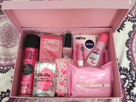 Box of pink goodies for my friends birthday Business Gift Baskets, Girly Christmas Gifts, Holiday Baskets, Cool Gifts For Teens, Sephora Skin Care, Pink Lifestyle, Diy Gift Set, Creative Birthday Gifts, Handmade Beauty Products