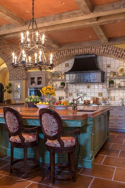 How to Design an Inviting Mediterranean Kitchen Modern Mediterranean Decor, Mediterranean Kitchen Design, Spanish Style Kitchen, Spanish Kitchen, Mediterranean Interior, Mediterranean Kitchen, Tuscan Design, Tuscan Kitchen, Mediterranean Home Decor