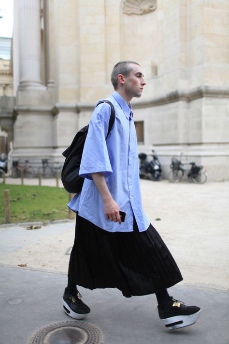 Genderqueer Fashion, Men Wearing Skirts, Paris Mens Fashion, Gender Fluid Fashion, Genderless Fashion, Man Skirt, Queer Fashion, Mens Spring Fashion, Mens Fashion Week