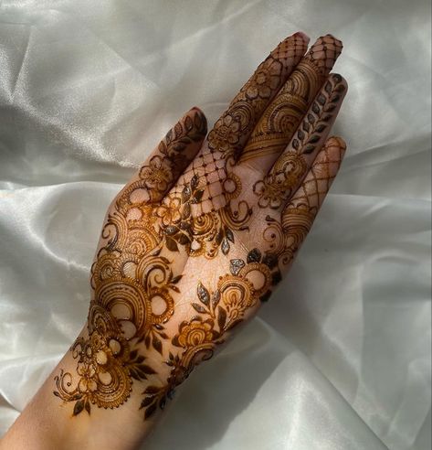 Eid Mehndi Designs Simple, Back Hand Mehndi Design, Eid Mehndi, Front Mehndi Design, Mehndi Designs Simple, Palm Mehndi Design, Back Hand Mehndi, Hand Mehndi Design, Eid Mehndi Designs