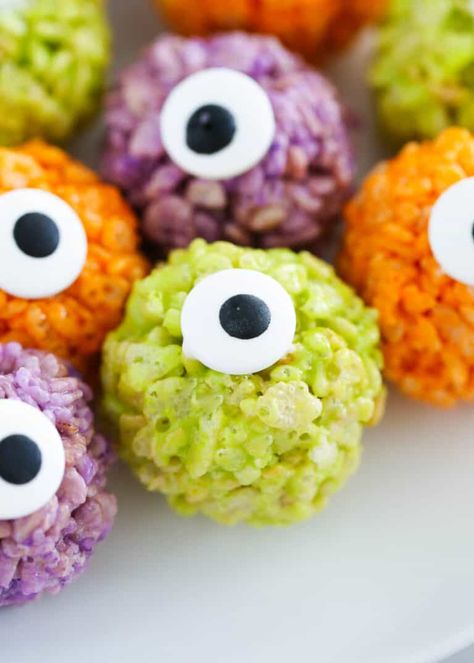 Halloween Rice Krispie Treats are fun Halloween treats that bring color and festivity to any party! Made quickly and easily with homemade rice krispie treats and food coloring, these adorable balls can be turned into monsters, mummies, and more! Monster Rice Krispie Treats, Halloween Rice Krispie Treats, Homemade Rice Krispies Treats, Halloween Appetizers Easy, Monster Treats, Kids Halloween Food, Fun Halloween Treats, Orange Food Coloring, Krispie Treats Recipe