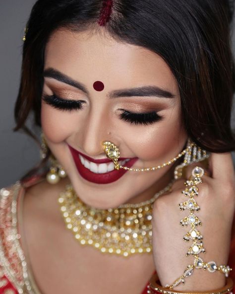 𝐁𝐞𝐚𝐮𝐭𝐲 & 𝐂𝐨 𝐀𝐫𝐭𝐢𝐬𝐭𝐫𝐲 on Instagram: “Fall inspired bridal look🍁 We went for bold lips using #maccosmetics liquid lipstick “Dance with me”, smokey eyes with no wing liner. We…” Indian Wedding Makeup Bridal Looks Make Up Smokey Eye, Maroon Lips, Maroon Lipstick, Bold Lip Makeup, Wing Liner, Indian Wedding Makeup, Metallic Eyes, Smokey Eye For Brown Eyes, Dance With Me