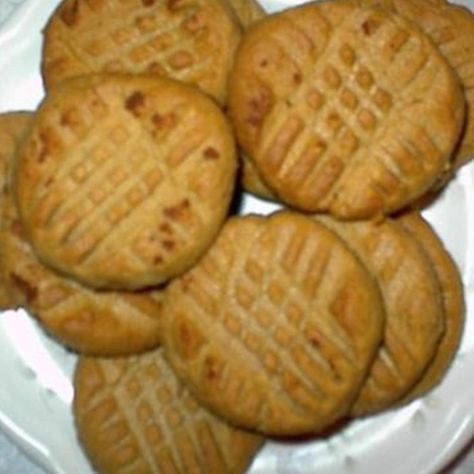 No Carb Peanut Butter Cookies Recipe | Just A Pinch Recipes Easy Healthy Cookies, Dolce Poche Calorie, No Carb Recipes, Just A Pinch Recipes, Low Carb Treats, Low Carb Dessert, Low Carb Cookies, Low Carb Sweets, Butter Cookies Recipe