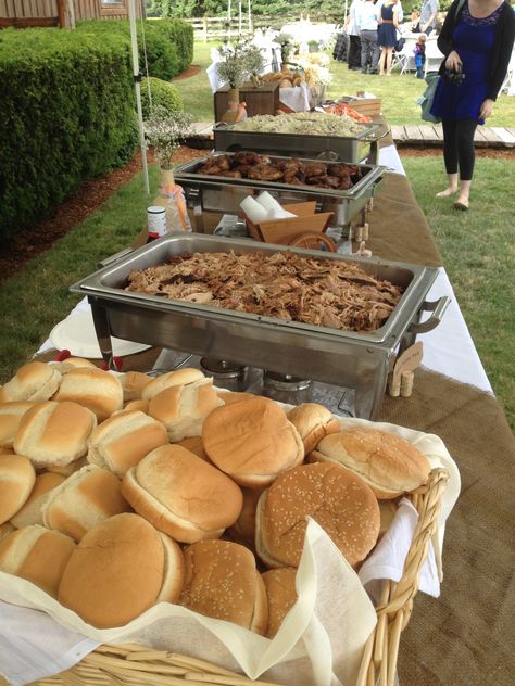 Buffet Table Outdoor, Katering Pernikahan, Outdoor Wedding Foods, Backyard Wedding Food, Wedding Food Table, Bbq Wedding Reception, Theme Baskets, Wedding Food Ideas, Wedding Buffet Food