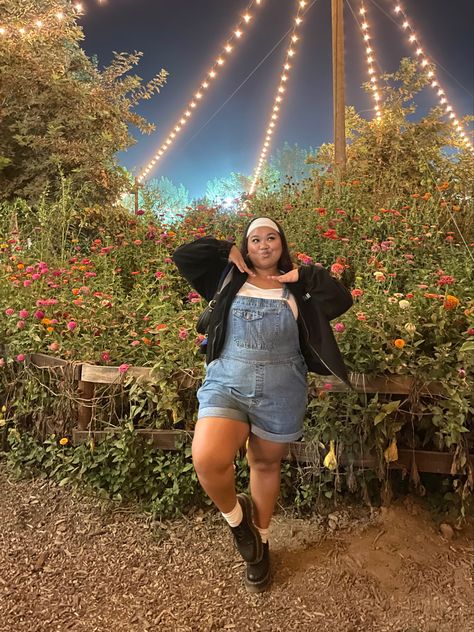 Plus Size Short Overalls Outfit, Overall Plus Size Outfit, Overalls Plus Size Outfit, 70s Style Plus Size, Overalls Outfit Summer Plus Size, Summer Festival Outfit Ideas Plus Size, Plus Size Outdoor Outfits, 70s Plus Size Fashion, Overalls Outfit Plus Size